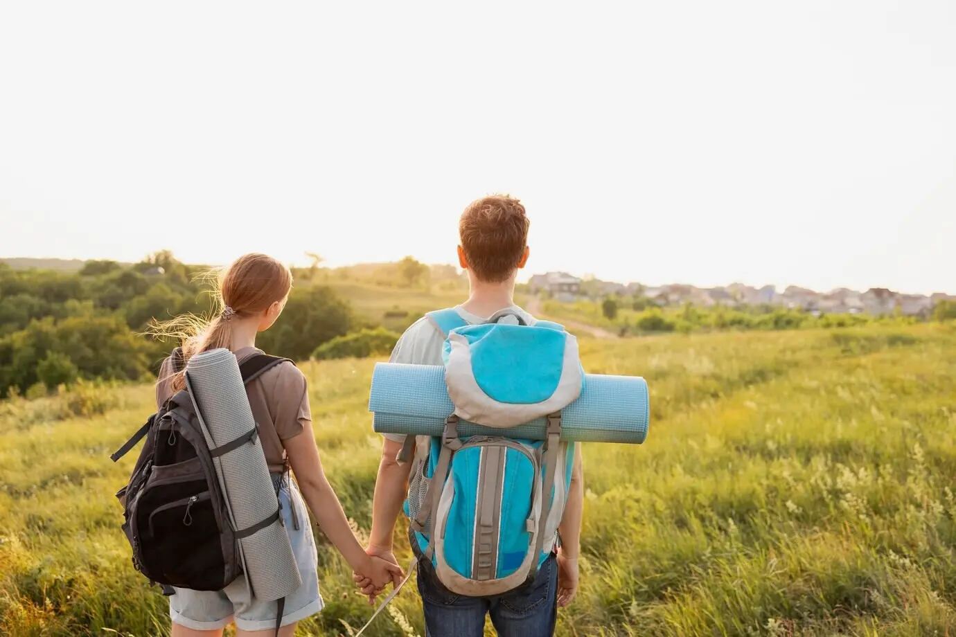 Halbnahaufnahme von Partnern, die sich an den Händen halten